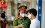 Công an Hà Nội tuần tra, lập biên bản xử phạt người không đeo khẩu trang